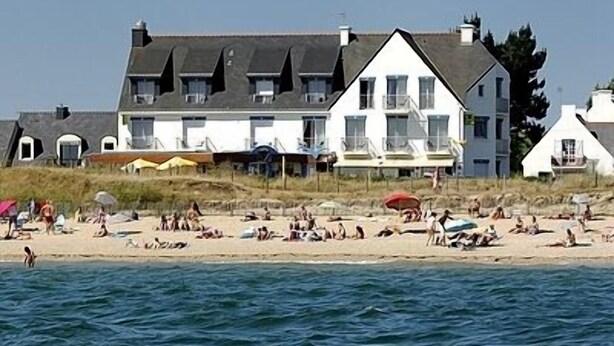 On the beach, white sand - Logis Hotel L'albatros (Damgan)