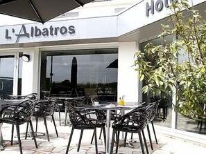 Outdoor dining - Logis Hotel L'albatros (Damgan)