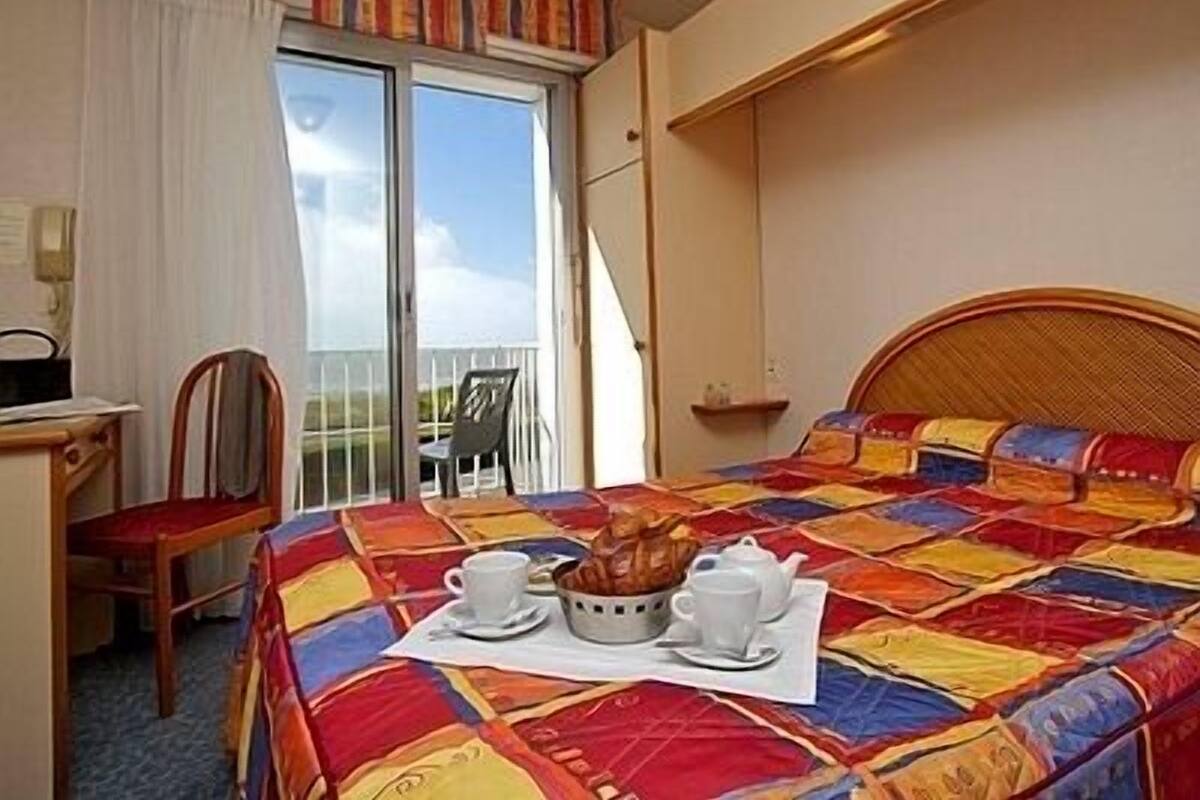 Habitación doble, vistas al patio | Escritorio, camas supletorias, wifi gratis