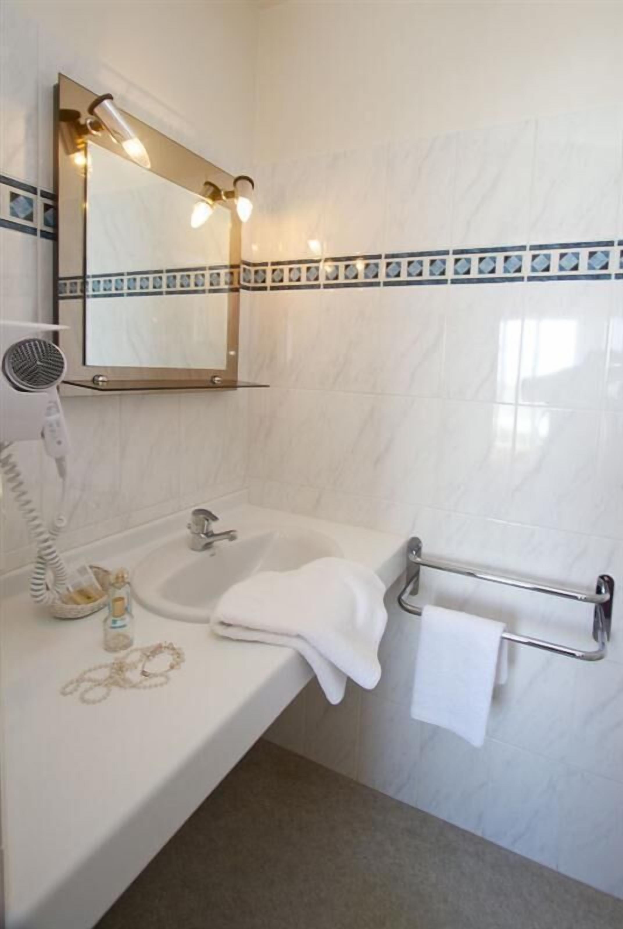 Bathroom sink
