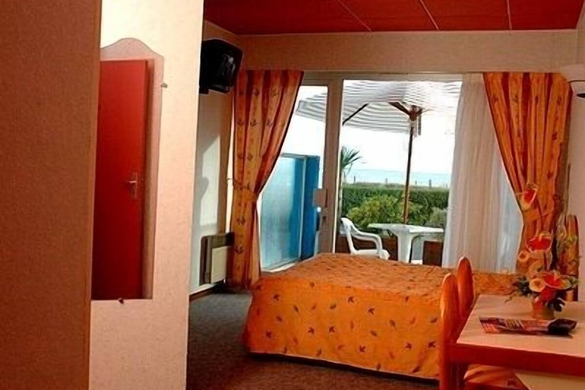 Habitación doble, vistas al mar | Escritorio, camas supletorias, wifi gratis