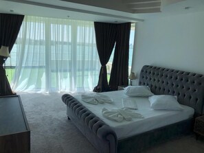 Bar mini, peti besi dalam bilik, katil lipat simpan/tambahan 