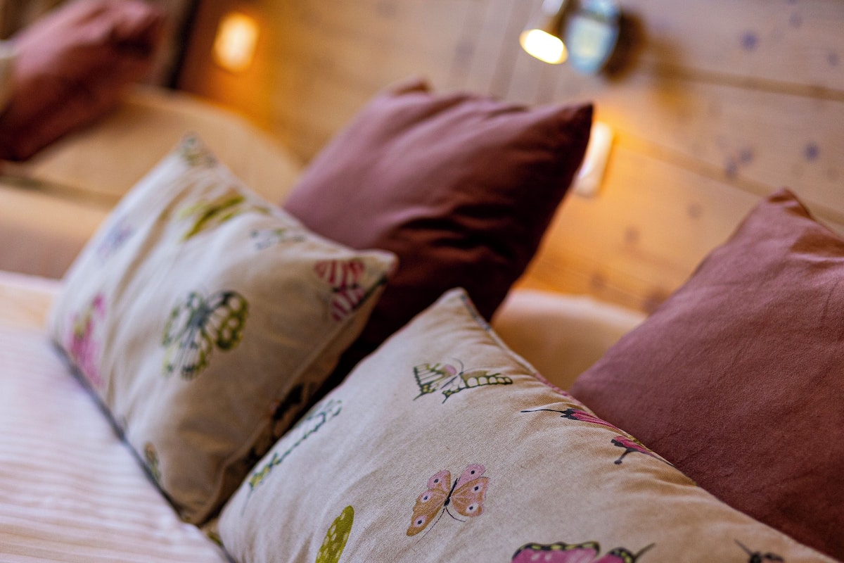 Chambre triple, mansardée, vue lac | In-room safe, desk, free WiFi, bed sheets