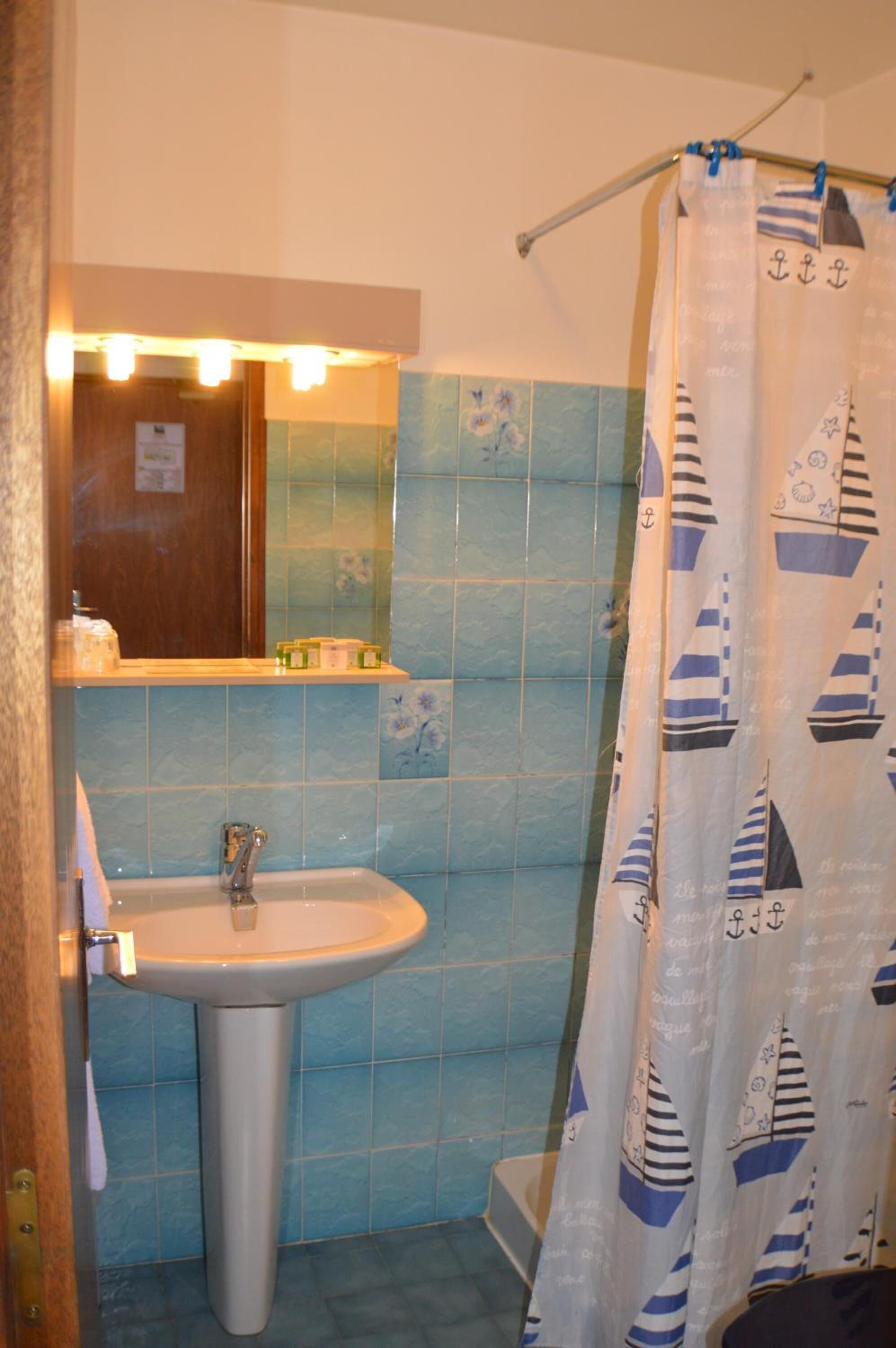 free toiletries, hair dryer