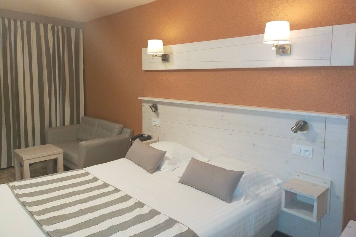 Chambre double, balcon, vue lac | In-room safe, desk, WiFi (free), bed sheets