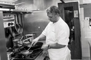 Serveert lunch en diner, regionale gerechten