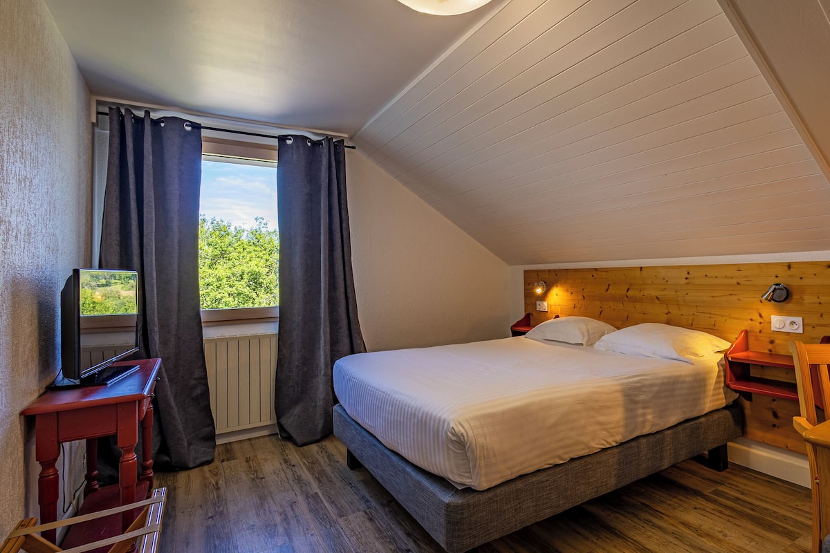 Standard Double Room, Mountain View | In-room safe, desk, WiFi (free), bed sheets