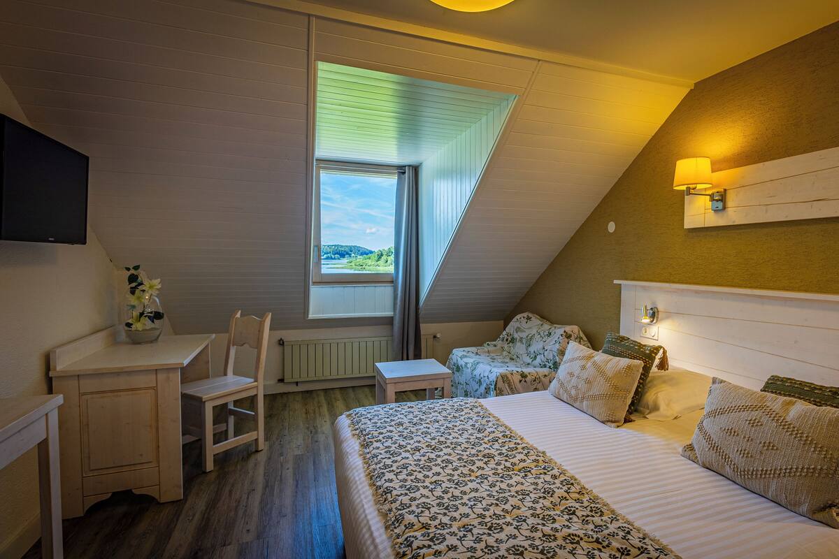 Chambre double, mansardée, vue lac | In-room safe, desk, WiFi (free), bed sheets
