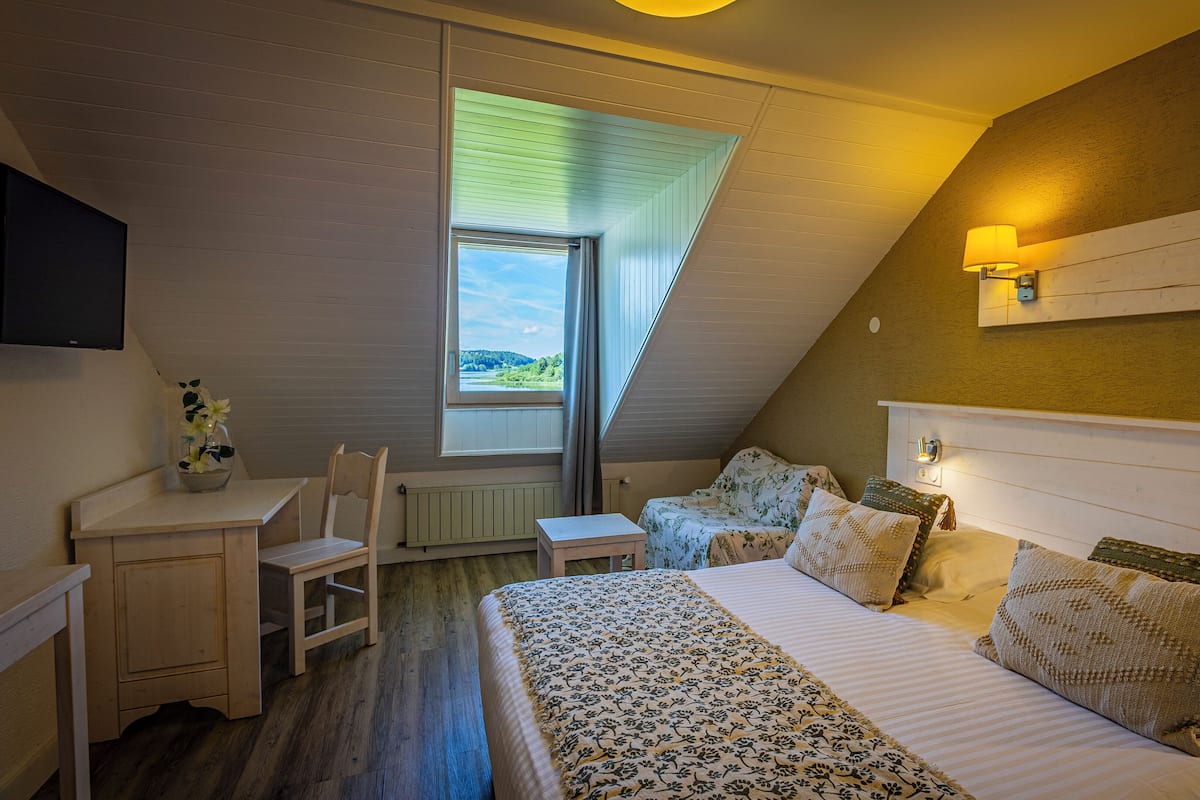 Chambre double, mansardée, vue lac | In-room safe, desk, free WiFi, bed sheets