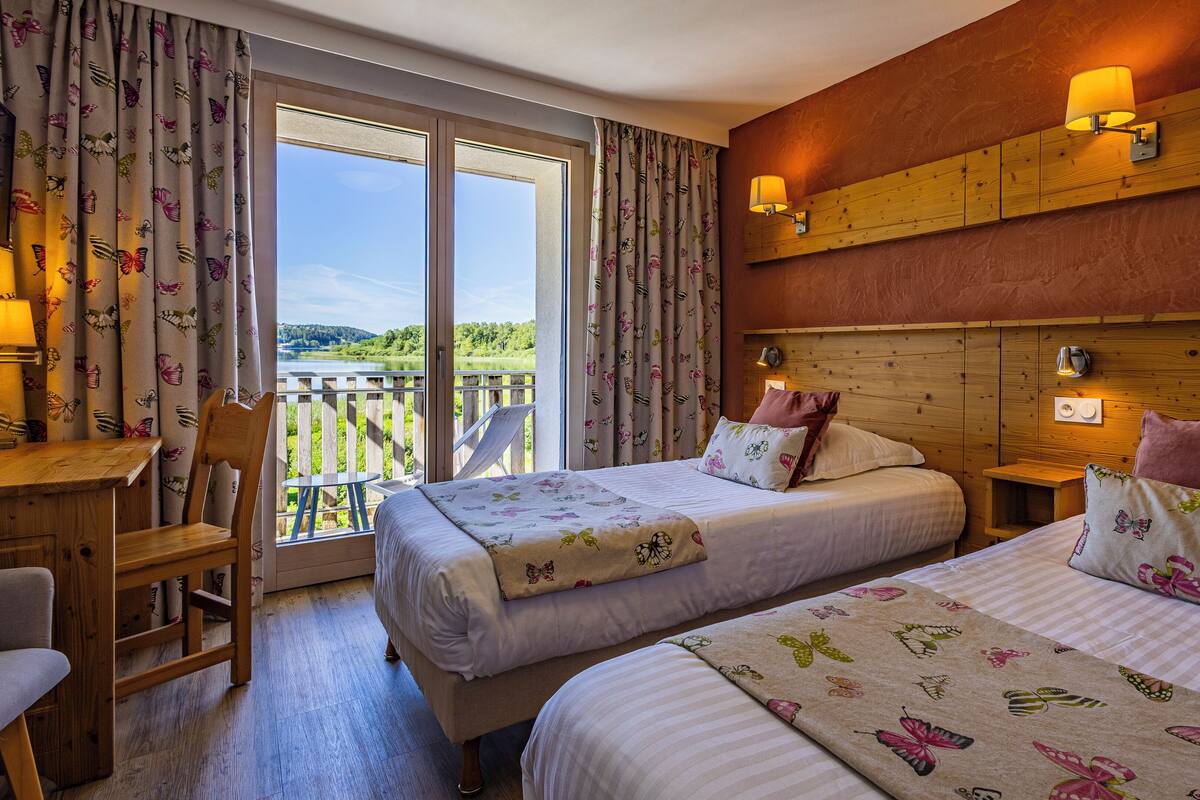 Chambre triple, balcon, vue lac | In-room safe, desk, WiFi (free), bed sheets