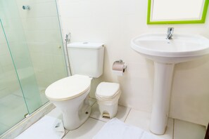 Habitación triple, baño privado | Baño | Ducha