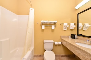 Combined shower/bathtub, free toiletries, hair dryer, towels