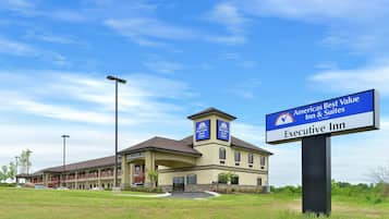 Un hotel con un letrero destacado que indica que es un 'Executive Inn' de Amerisuites.