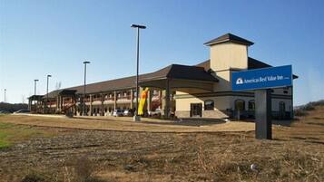Un edificio con un letrero que dice 'America's Best Value Inn'.