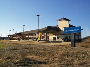 A building with a sign for 'America's Best Value Inn'. - Americas Best Value Inn Tupelo (Tupelo)
