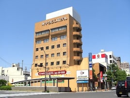 Un edificio de varios pisos con un letrero que indica un hotel.