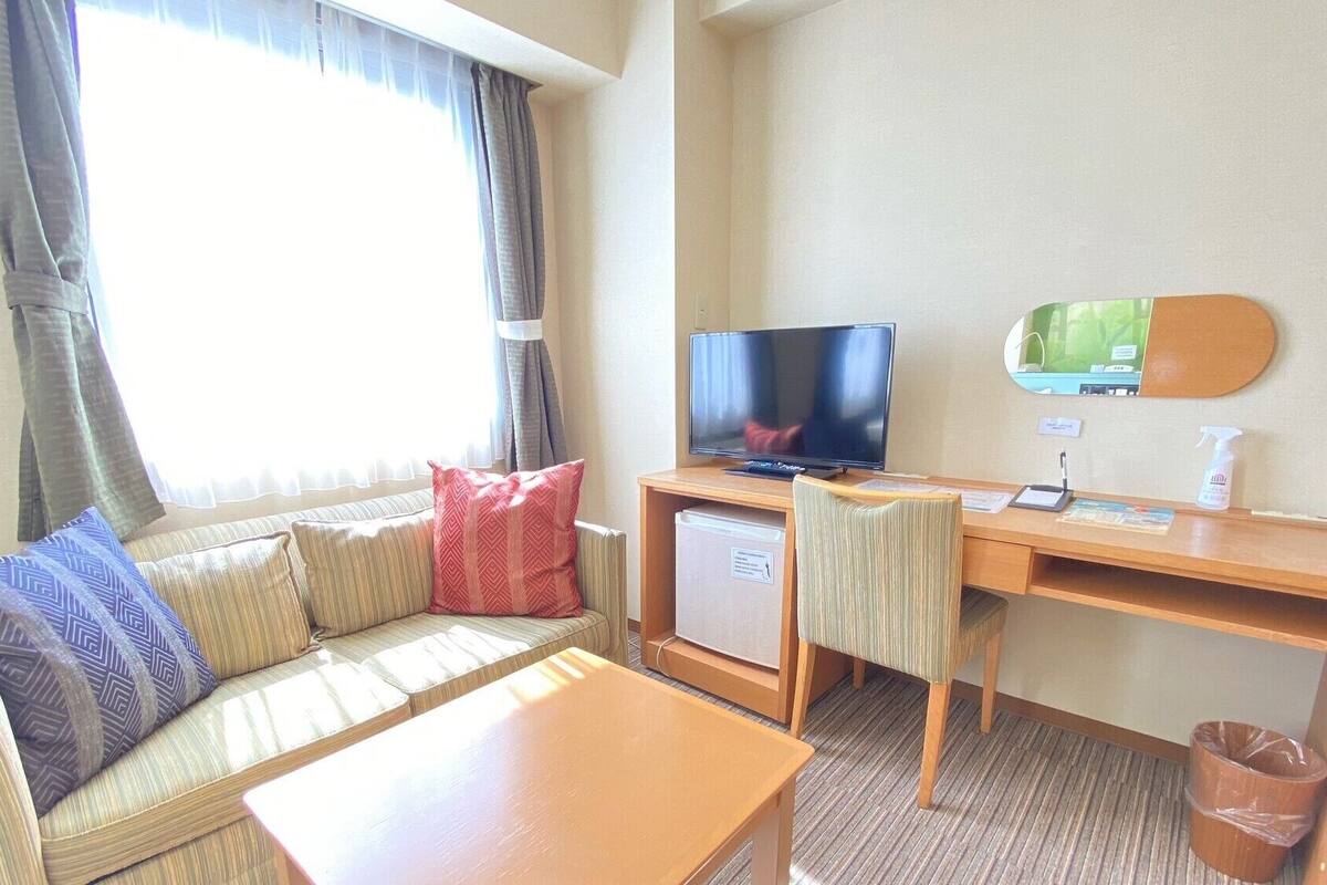 desk, soundproofing, free wifi, bed sheets