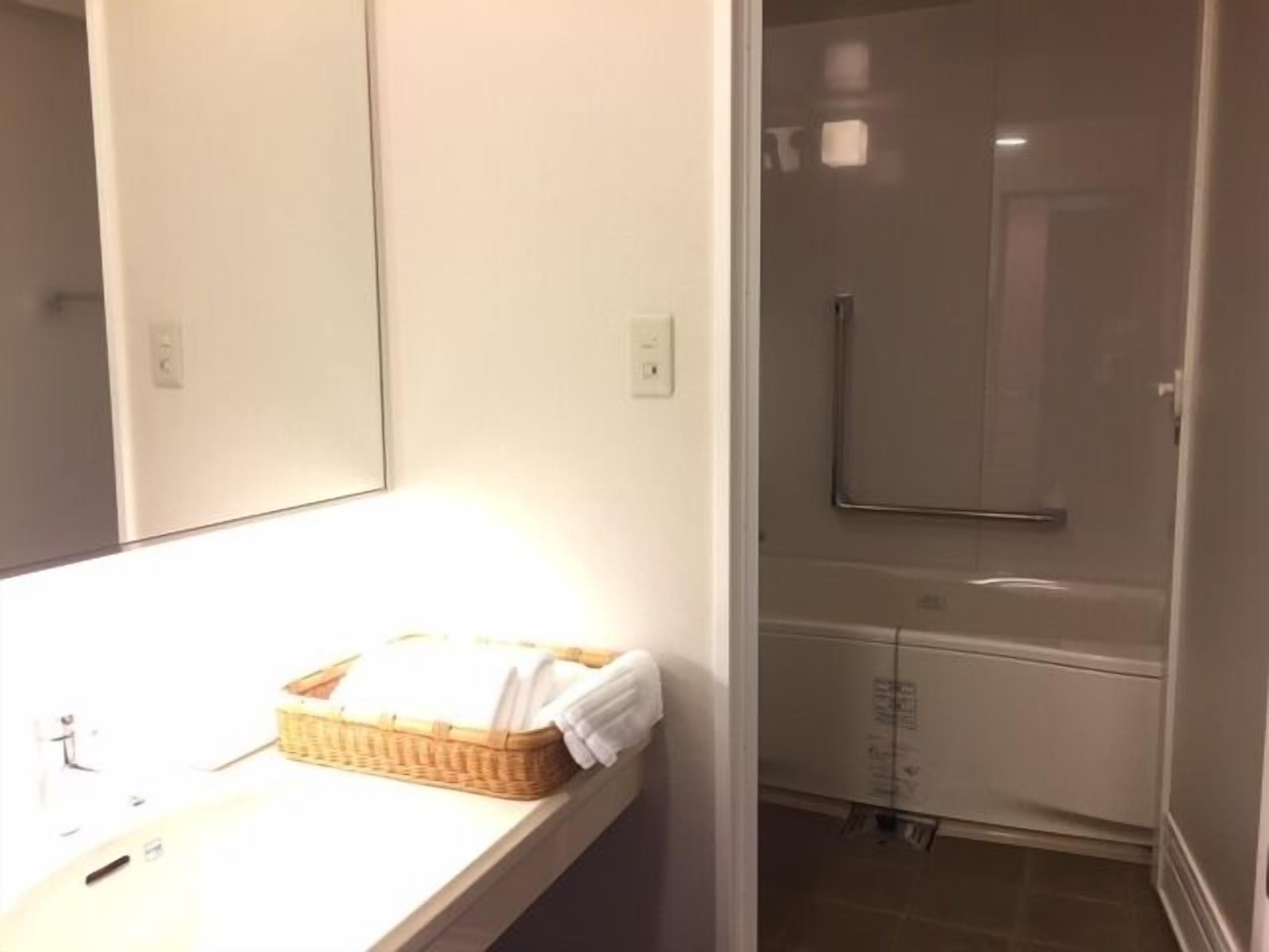 superior twin room, smoking | bathroom | combined shower/bathtub, free toiletries, electronic bidet, towels