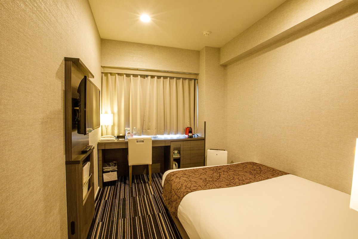 basic double room, 1 large single bed | in-room safe, desk, blackout curtains, iron/ironing board