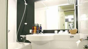 Combined shower/bathtub, free toiletries, hair dryer, slippers