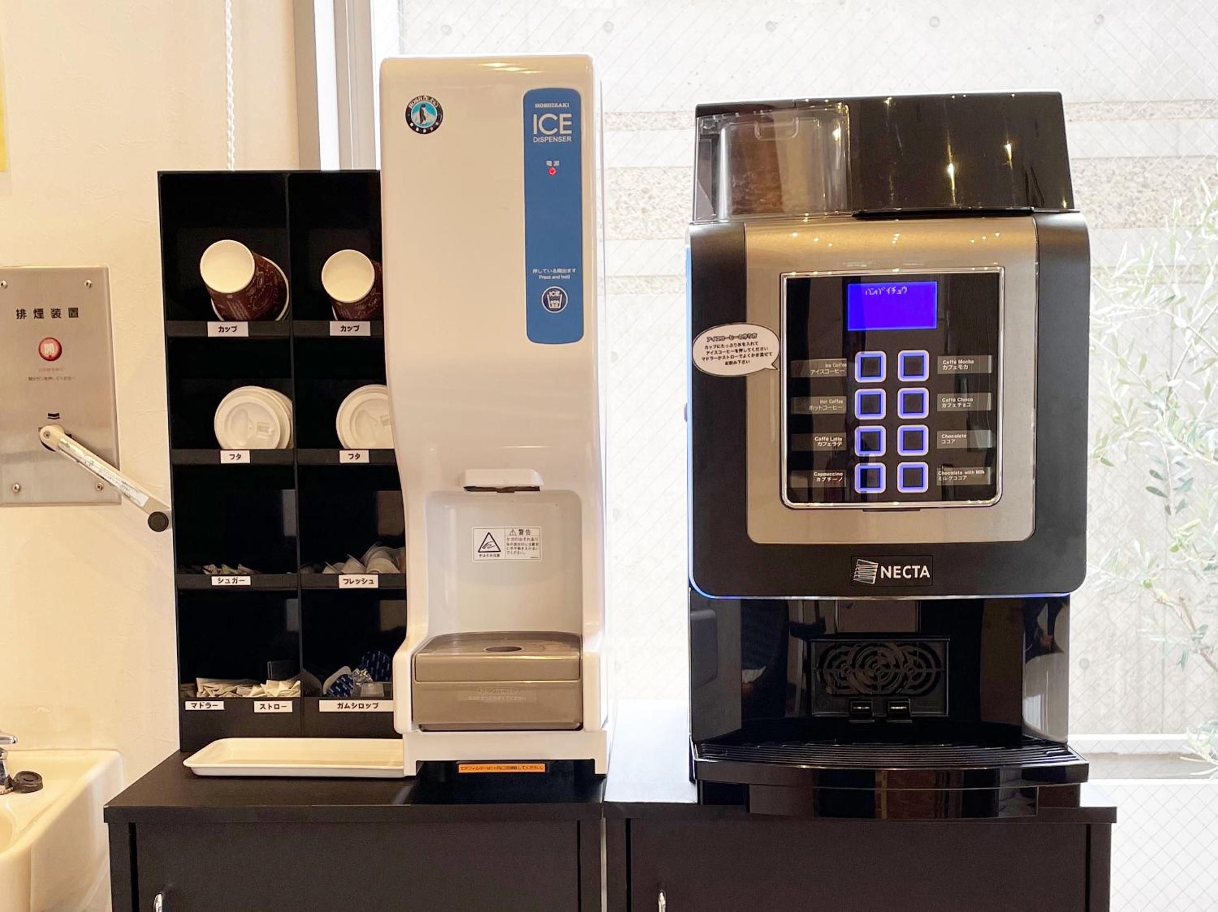 Una cafetera con pantalla digital y dispensador de bebidas que ofrece varias opciones de taza.