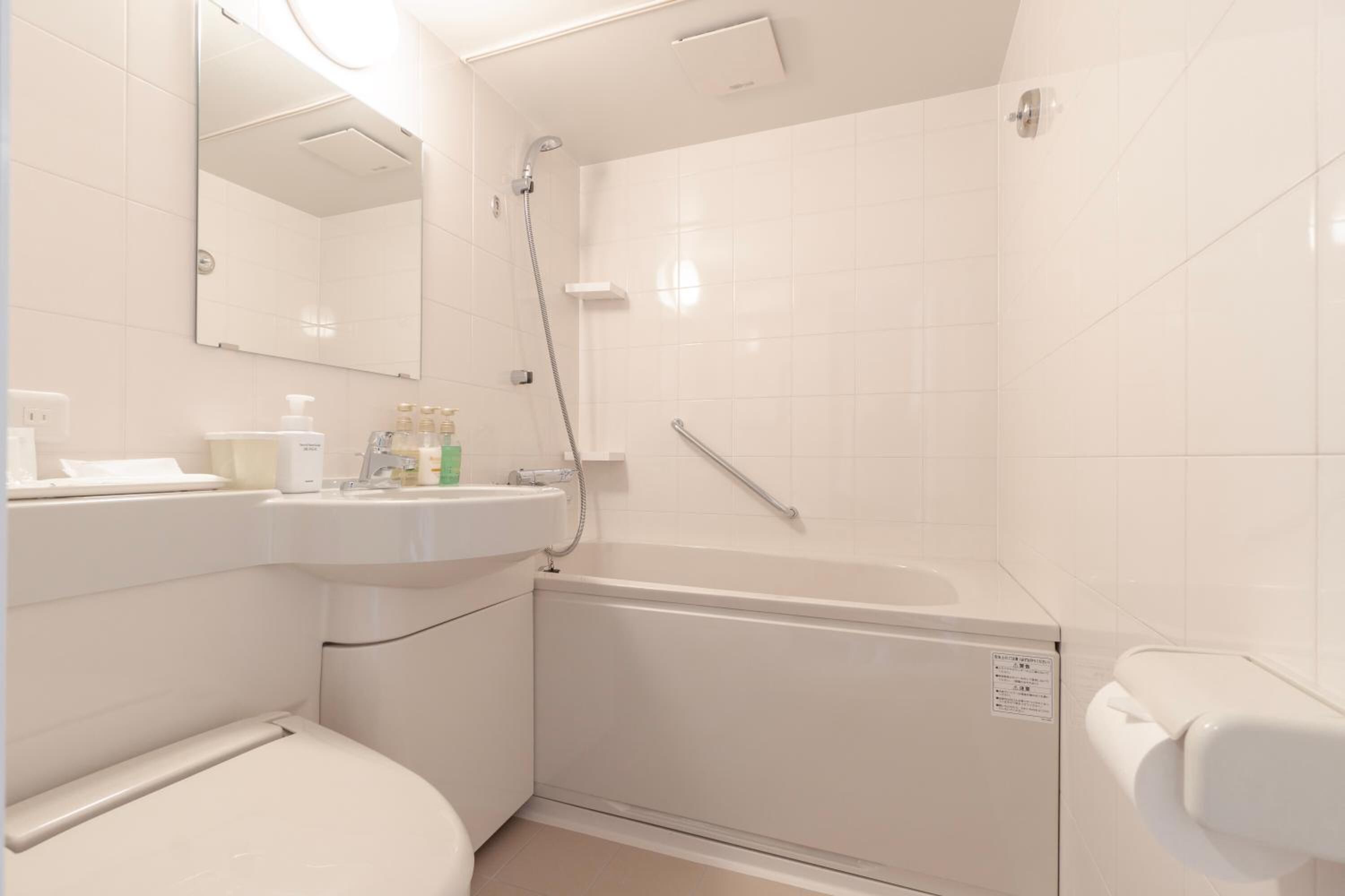 combined shower/bathtub, free toiletries, hair dryer, slippers