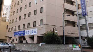 A multi-story hotel with a uniform facade, multiple balconies, and a sign indicating it is a hotel. - R-bend Hotel ATSUGI (Atsugi)
