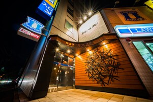 住宿正面 - 傍晚/夜晚