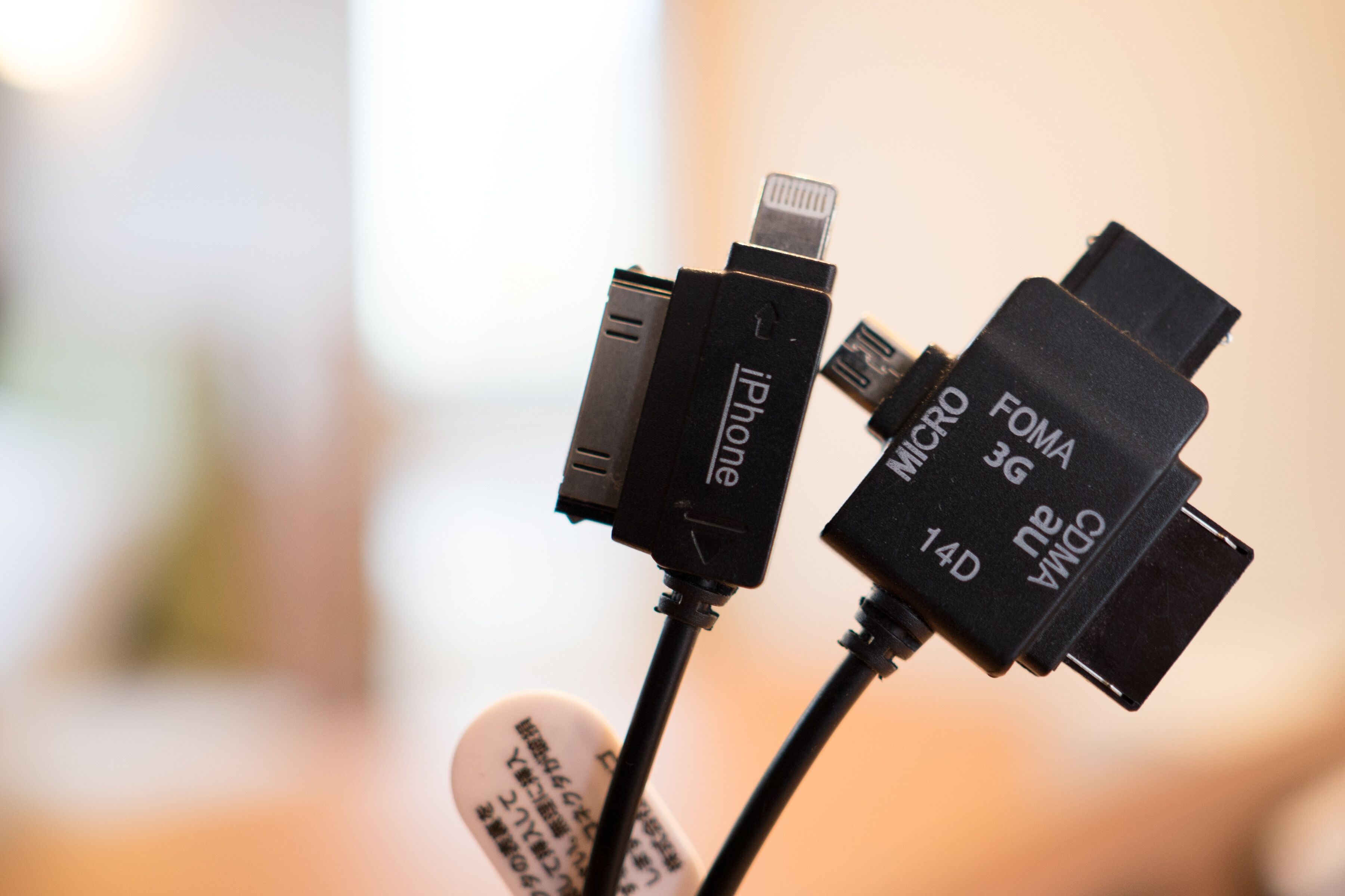 Zwei USB-Kabel mit Aufschriften zur Kennzeichnung der Kompatibilität mit verschiedenen Geräten.