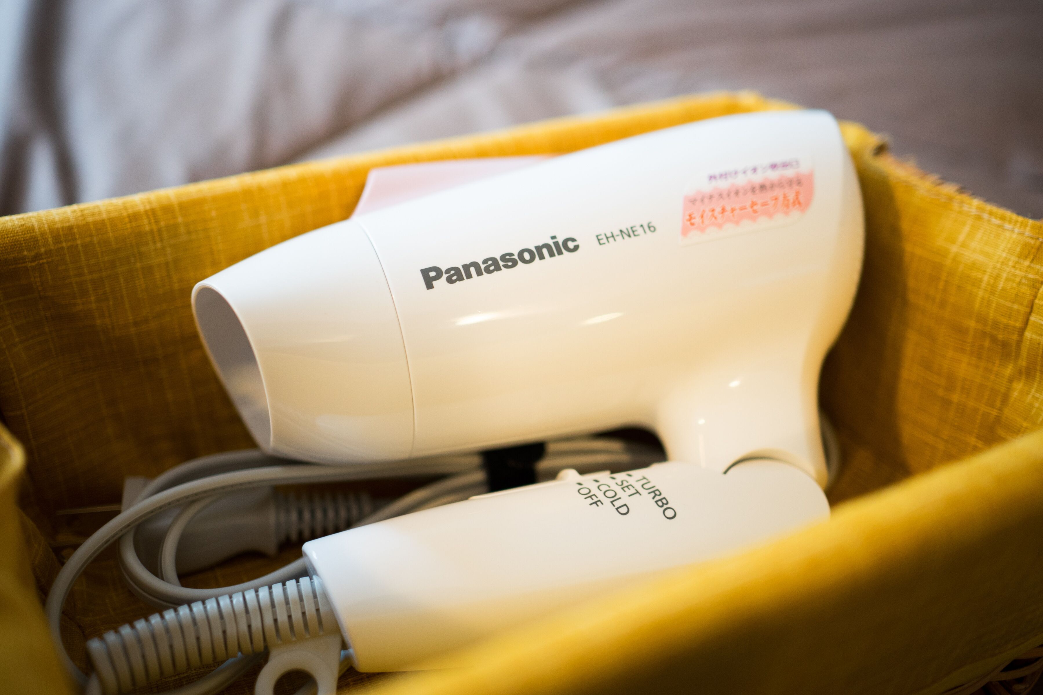 Un sèche-cheveux Panasonic dans une boîte jaune.