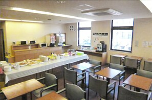 Desayuno buffet diario (JPY 900 por persona)