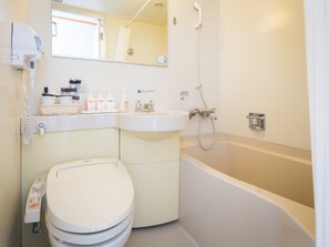 Combined shower/bathtub, free toiletries, hair dryer, slippers