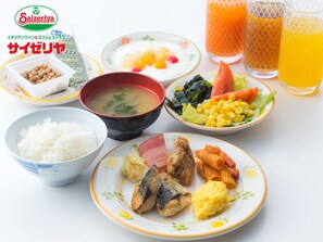 Daily cooked-to-order breakfast (JPY 1100 per person)