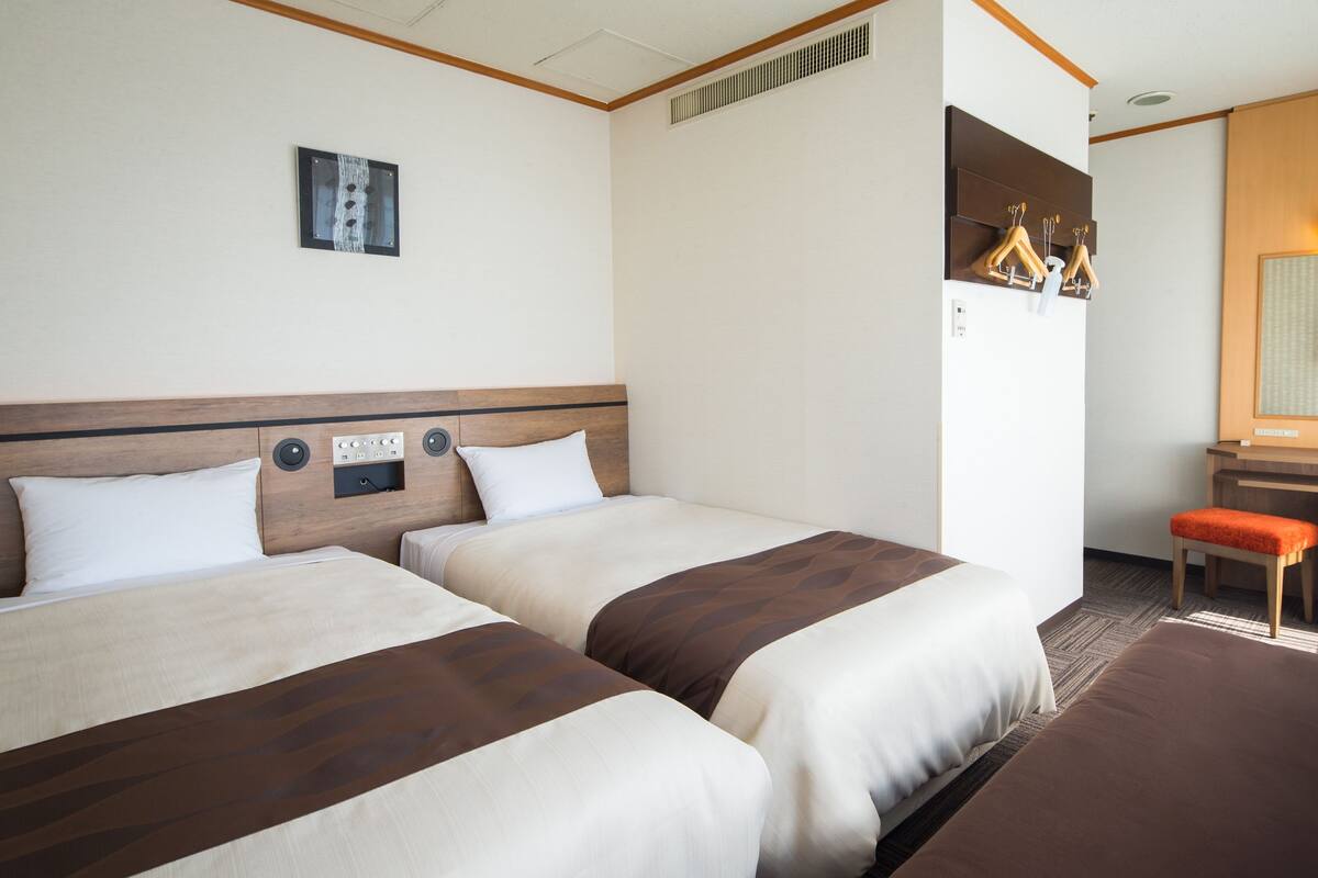 Deluxe Twin Room, Non Smoking (2 Beds) | Desk, iron/ironing board, free WiFi