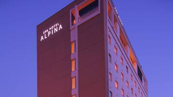 Bagian depan properti - sore/malam