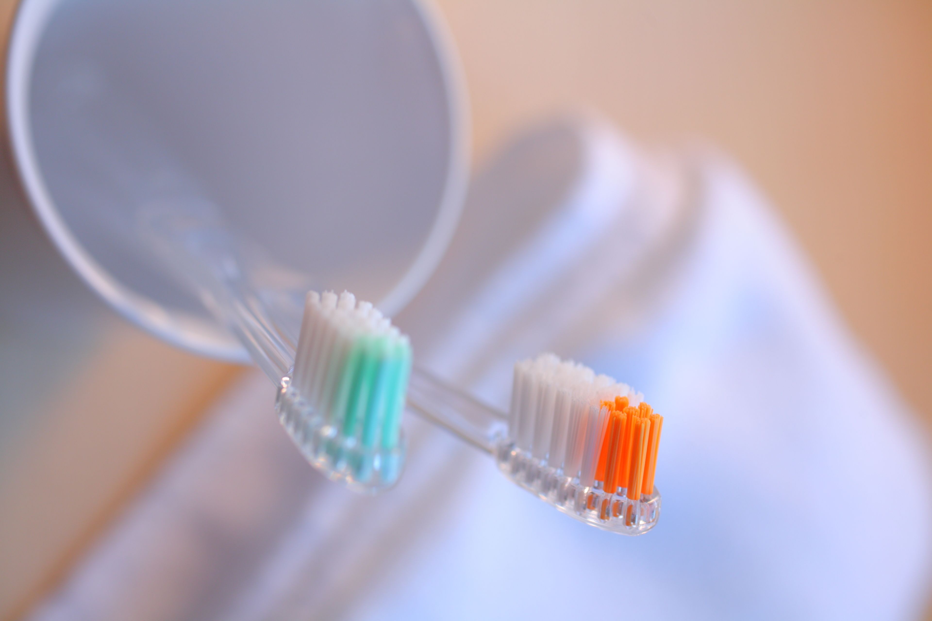 Dos cepillos de dientes con cerdas de colores distintos.