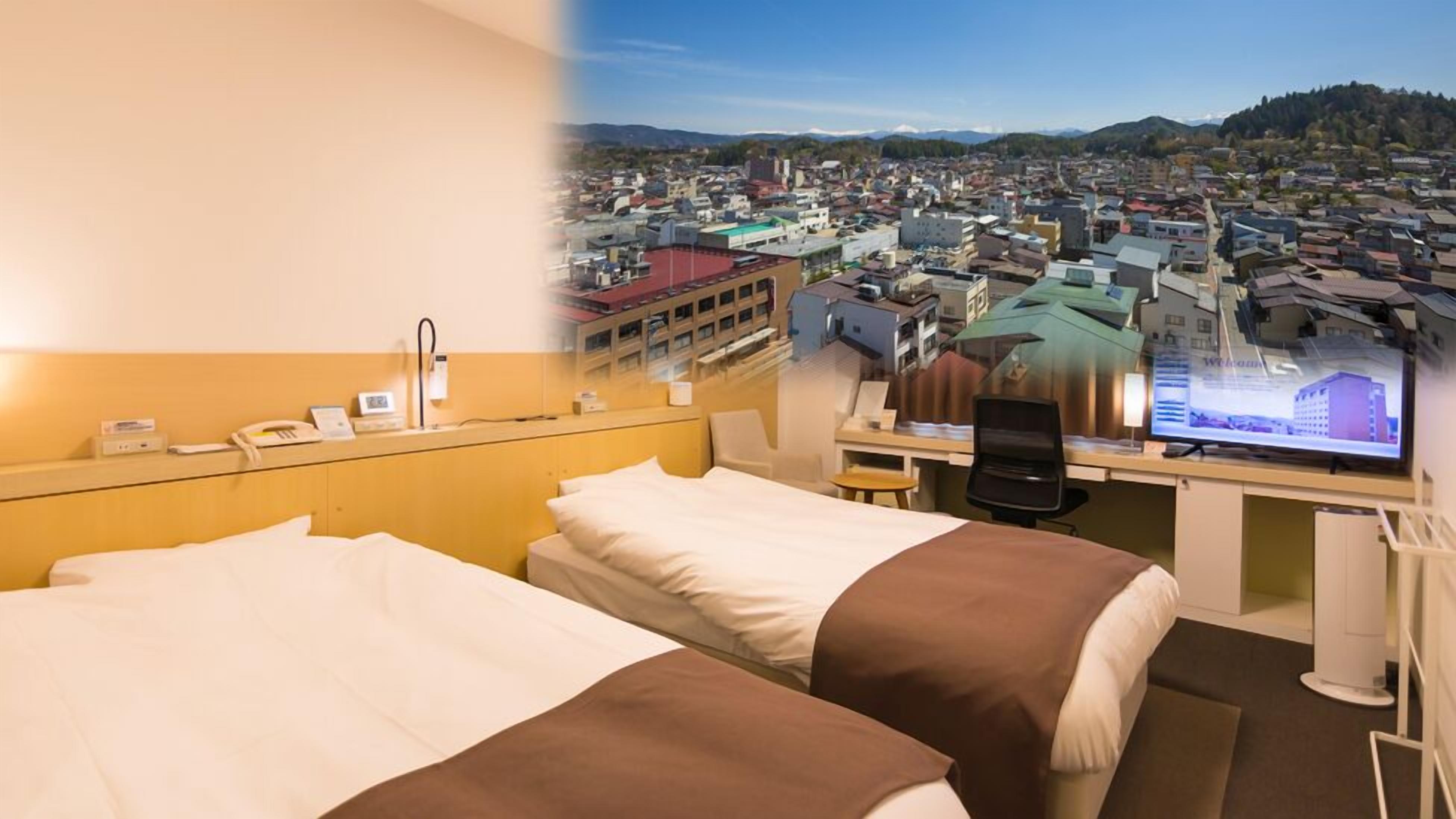 Una camera d'albergo con due letti, una scrivania con un computer e vista sulla città.