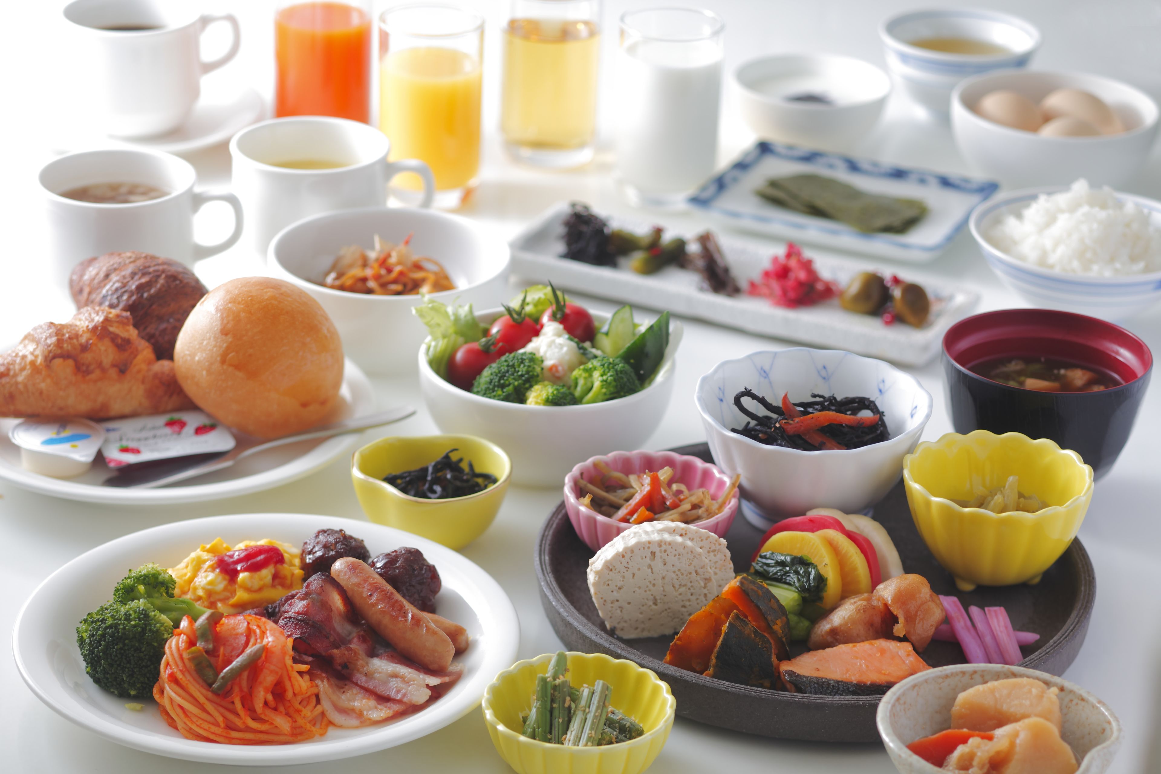Petit déjeuner buffet (1600 JPY par personne)