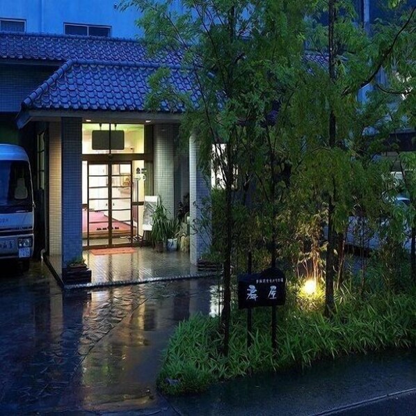 A traditional Japanese-style building with a tiled roof, a visible entrance, and a signboard. - Ryokan Furuyu Onsen Ogiya (SAGA SHI)