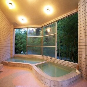 A spa room with a large window, a hot tub, and tiled walls. - Ryokan Furuyu Onsen Ogiya (SAGA SHI)