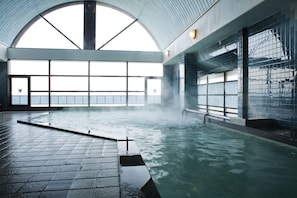 Indoor spa tub