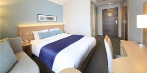 Escritorio, espacio para trabajar con laptop y wifi gratis 