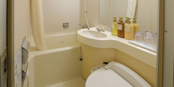 Un baño con bañera, lavabo e inodoro. Hay artículos de aseo en la encimera.