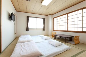 笔记本电脑工作区、遮光窗帘、免费 WiFi、床单