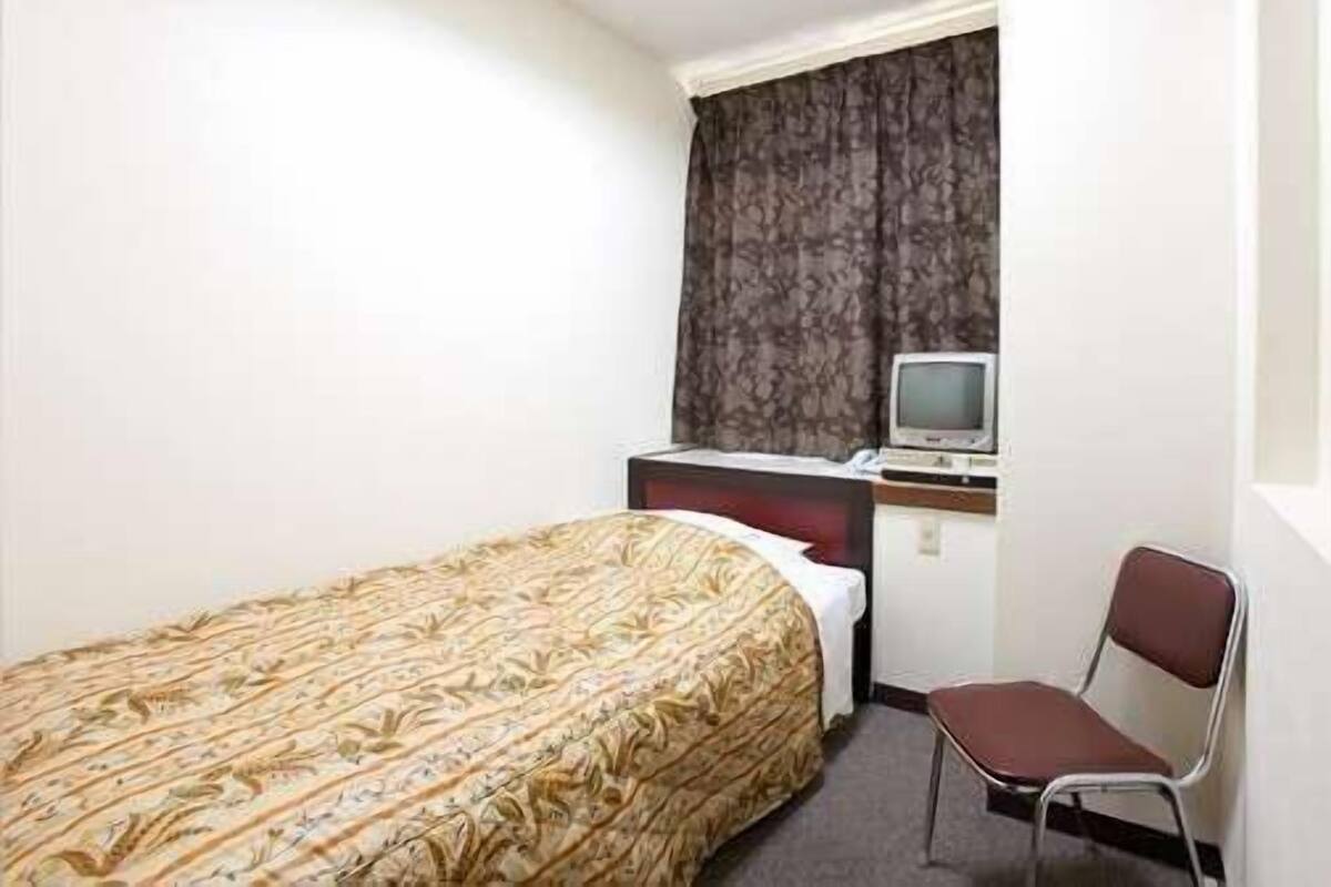 Laptop workspace, blackout drapes, WiFi (free), bed sheets