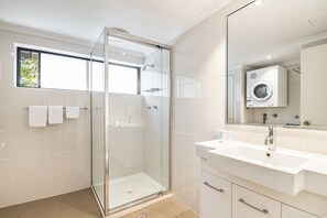 Apartment, 2 Bedrooms | Bathroom | Shower, free toiletries, hair dryer, towels - Cape Apartments (Byron Bay)