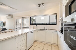 Apartamento, 2 habitaciones | Cocina privada | Cafetera o tetera, frigorífico grande, microondas y horno