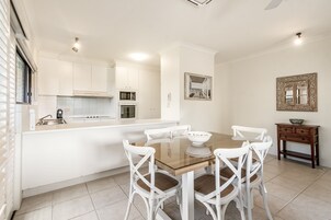 Apartamento, 2 habitaciones | Cocina privada | Cafetera o tetera, frigorífico grande, microondas y horno