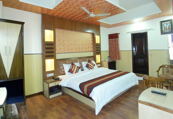 1 bedroom, in-room safe, desk, iron/ironing board