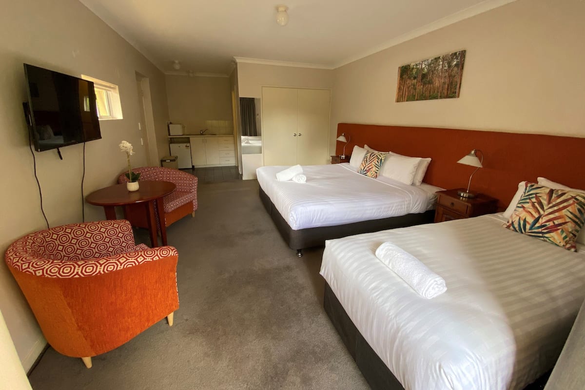 Zimmer, barrierefrei (Motel Easy Access) | Schreibtisch, kostenloses WLAN, Bettwäsche